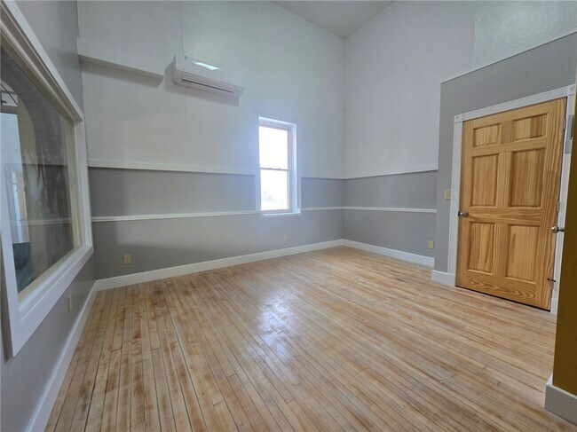 Foto del edificio - 27 E Main St