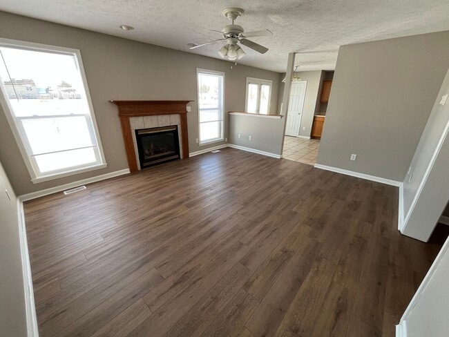 Building Photo - Large 3 bedroom/2.5 bathroom Duplex