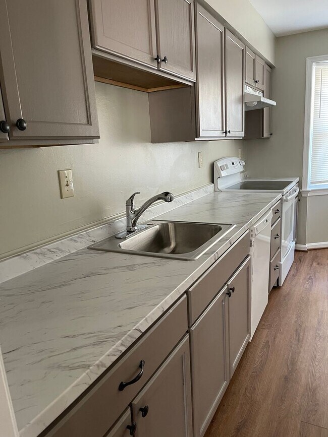 Foto del edificio - A three bedroom plus den, three and one half bath townhouse conveniently located in Rockville Mar...