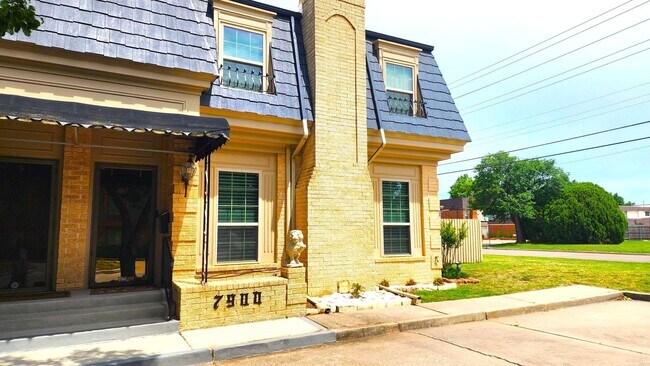 Building Photo - 3 Bed 2 Bath Townhome in Lakehurst Add NW OKC