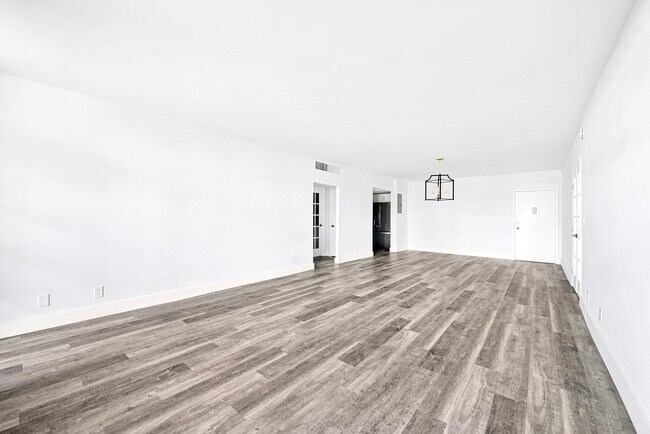 Building Photo - 2851 S Ocean Blvd