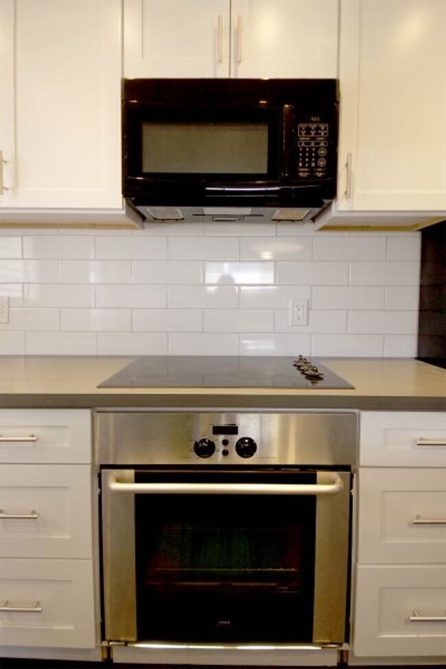 Building Photo - Newly Remodeled Modern 4 Bedroom 2 Bathroom Home!