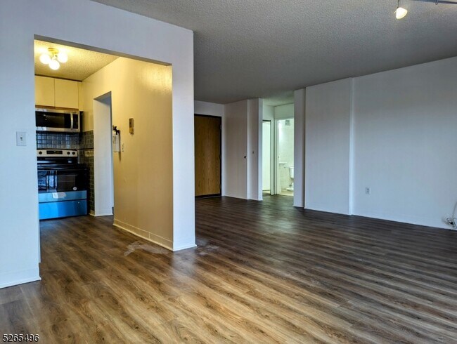 Building Photo - 10 N Wood Ave