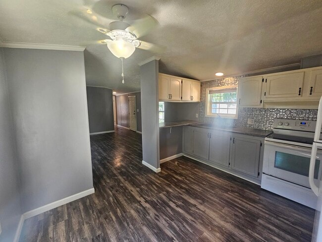 Building Photo - 239 Flower Dr
