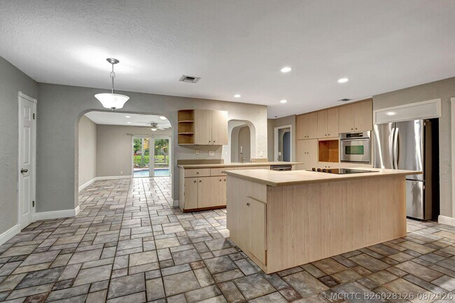 Building Photo - 1402 Cormorant Rd