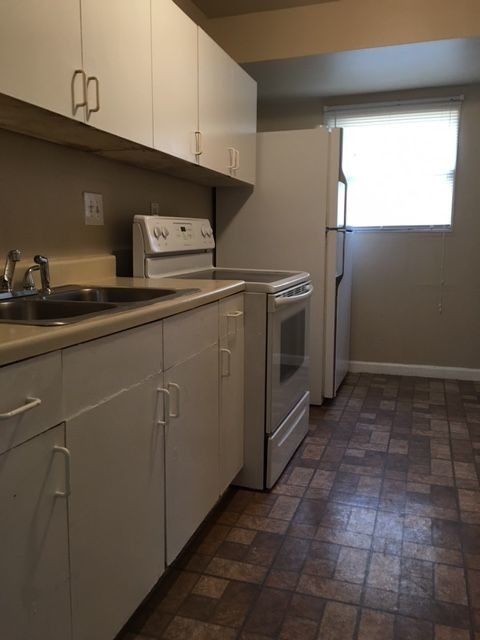 Building Photo - Reduced and ready to move in