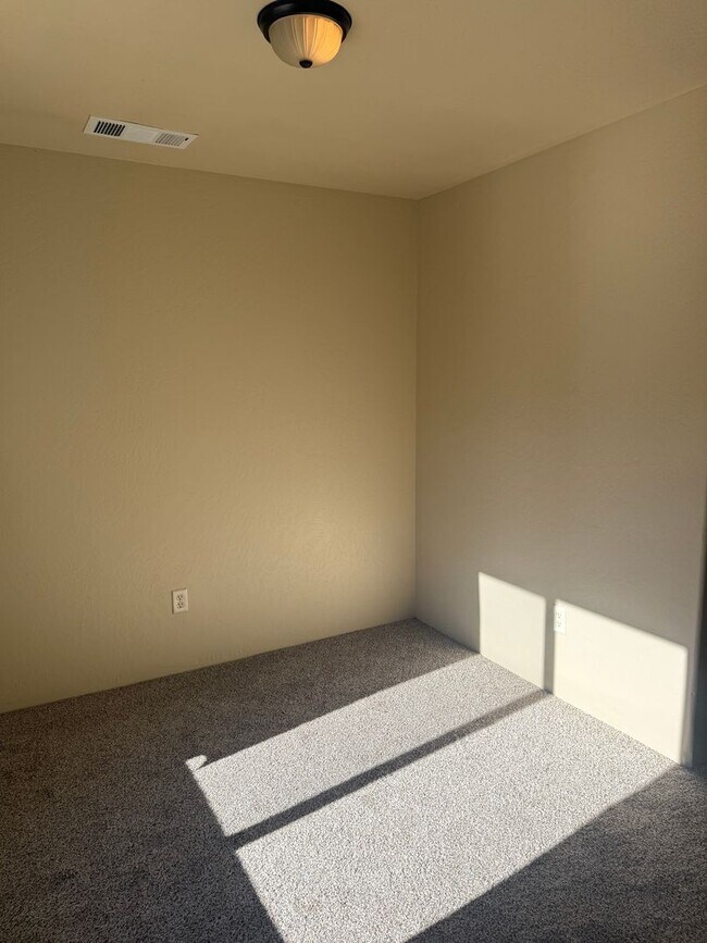 Foto del edificio - 2BED 2.5 BATH - TOWNHOME IN A QUIET NEIGHBORHOOD