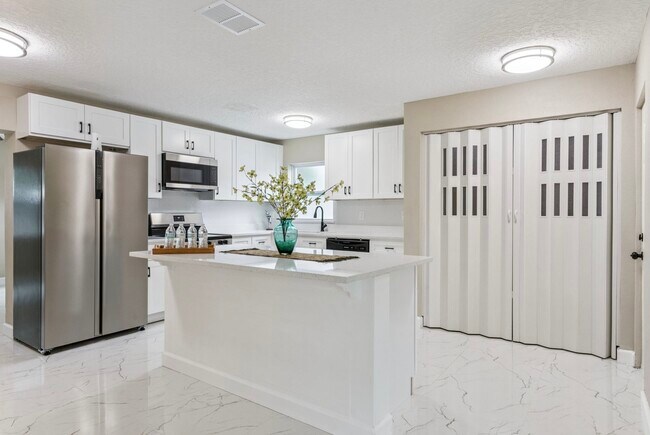 Building Photo - 3033 Sutton Dr