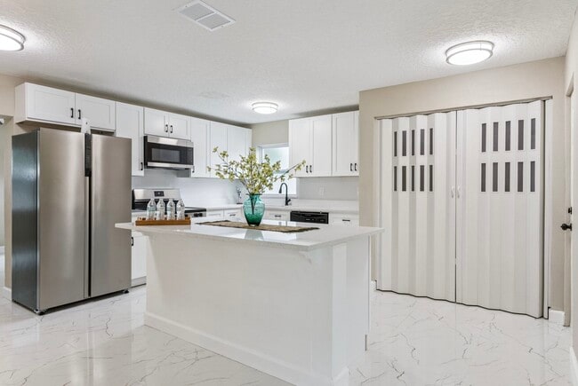 Foto del edificio - 3033 Sutton Dr