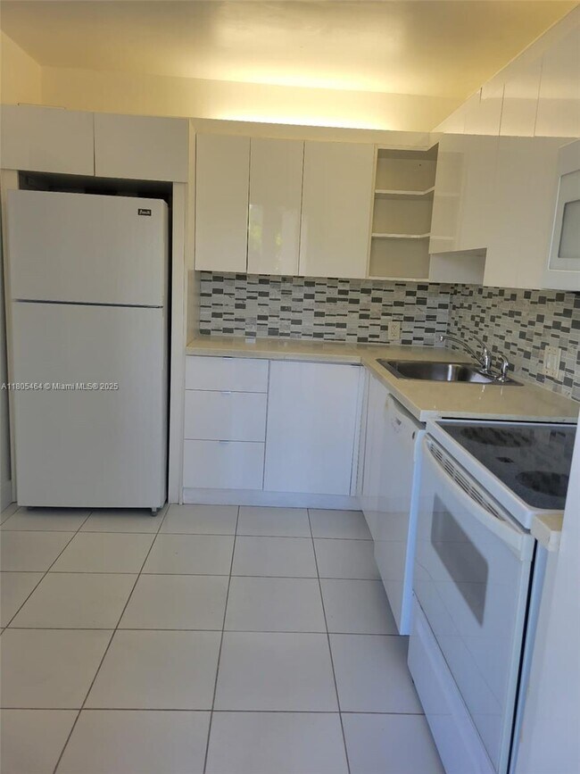 Building Photo - 3100 N Palm Aire Dr