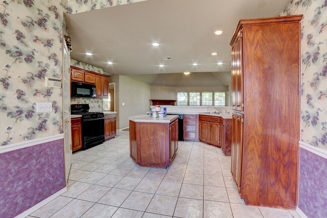 Building Photo - Beautiful 3 Bedroom, 2 Bath Home! Ready So...