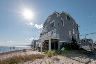 Building Photo - 2123 Fairfield Beach Rd