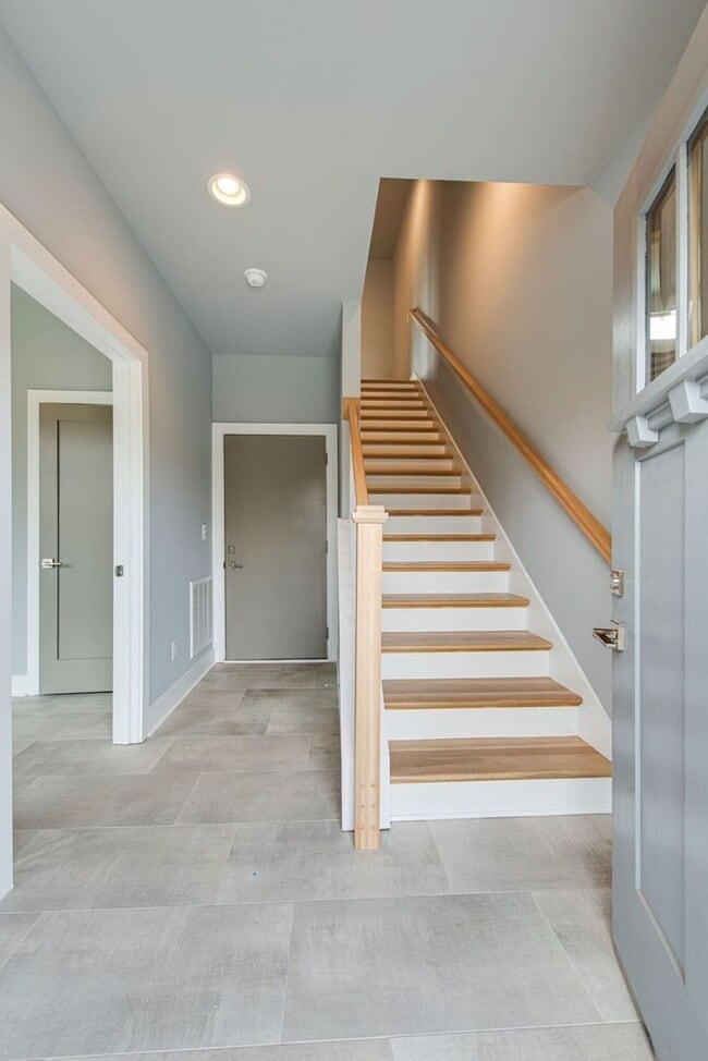 Building Photo - Youngs Lane Luxury Townhome