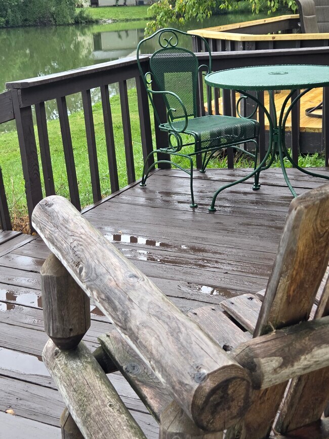 Terraza frente al lago con muebles de exterior incluidos. - 829 Applewood Ln