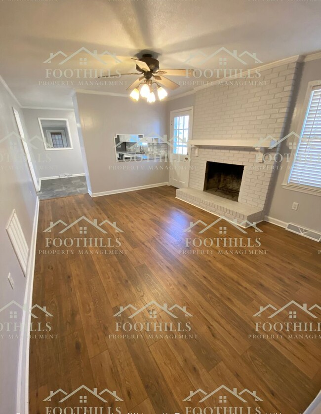 Foto del edificio - Charming 3BR/2BA Brick Home with Bonus Roo...