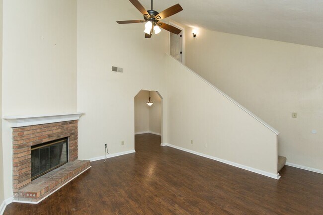 Foto del edificio - 105 Whetherbine Way W
