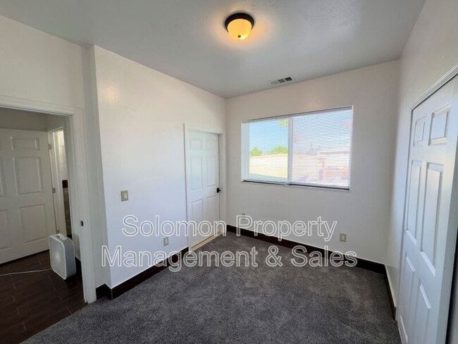 Building Photo - 2030 Broadway St