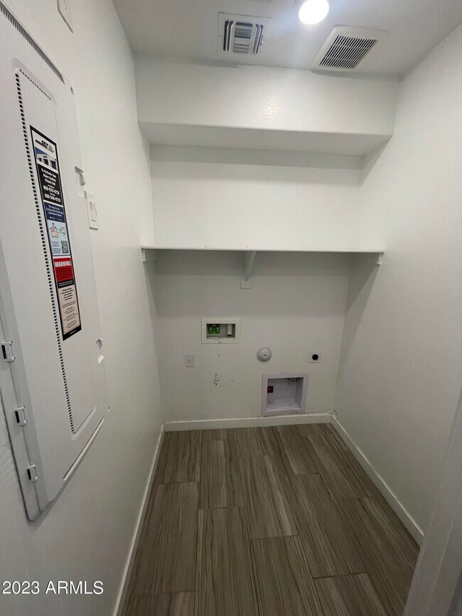 Foto del edificio - 16562 ALAMEDA Rd
