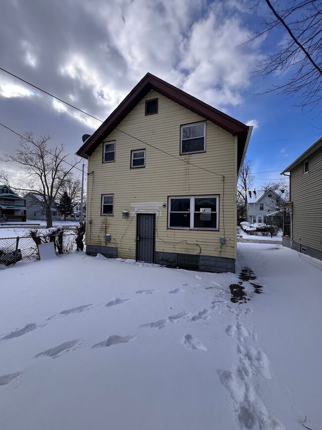 Building Photo - SECTION 8 WELCOME – Charming 3-Bedroom wit...