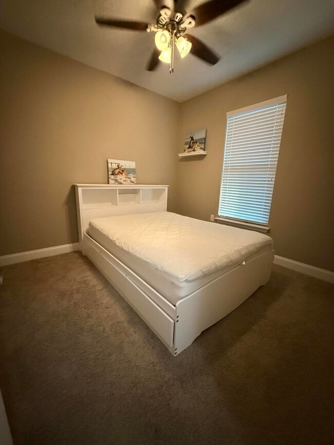 Building Photo - 923 Central Ave