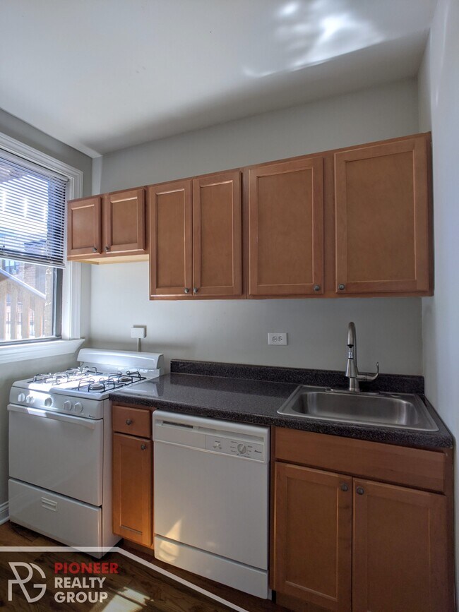 Foto del edificio - 3721 N Pine Grove Ave