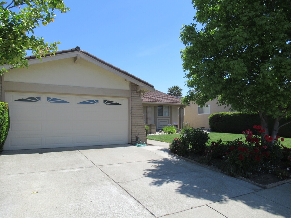 Primary Photo - 35936 Dering Pl