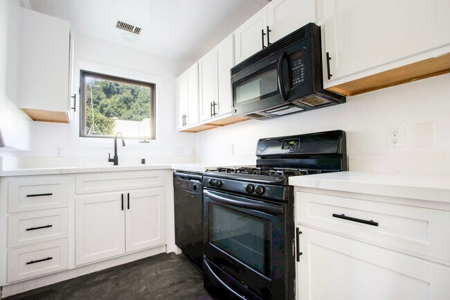 Building Photo - 1342 N Higland Ave