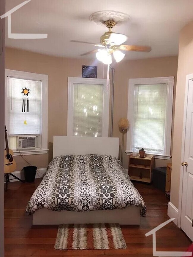 Building Photo - Large 5 Bed 2 Bath in Roxbury
