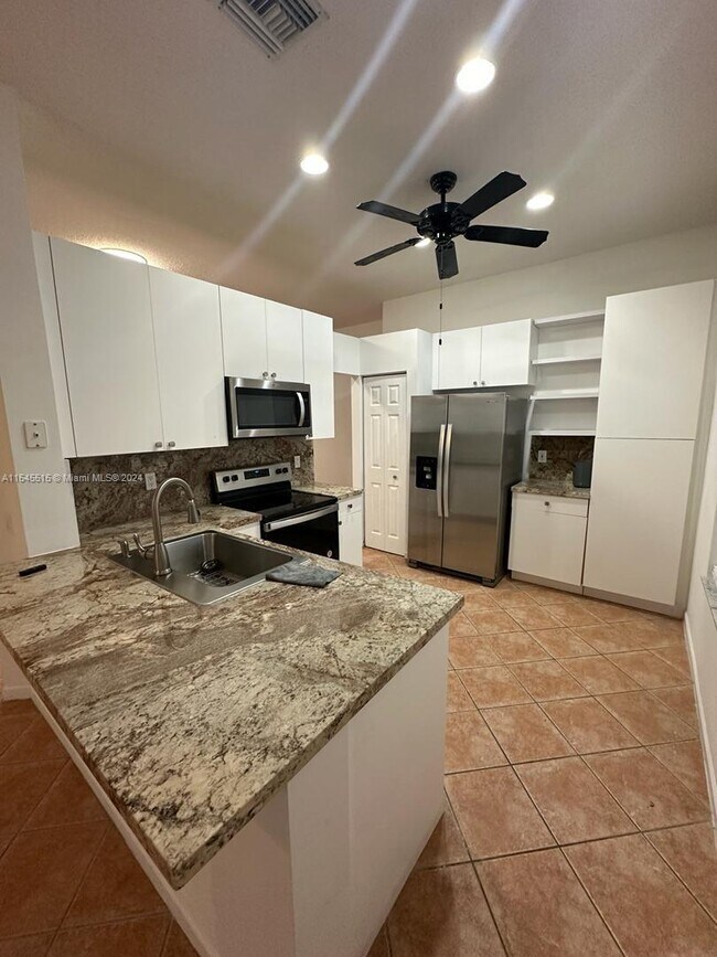 Building Photo - 1283 Chinaberry Dr