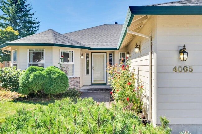 Building Photo - Bright, roomy 3-bdrm/2-bath home w/ office...
