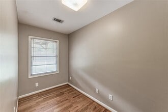 Building Photo - 5537 Lincrest Ln