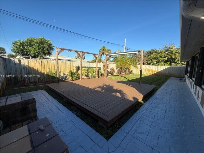 Foto del edificio - 1721 NE 48th Ct