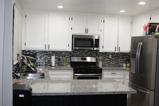 Building Photo - Charming 3BR House in Colton