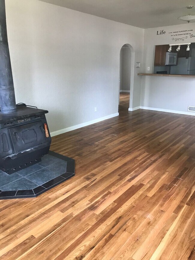 Foto del edificio - 2 BEDROOMS, 2 BATHROOMS, WITH 2 BONUS ROOMS AND A SECOND KITCHEN!