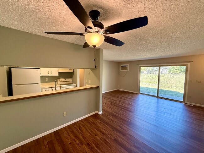 Foto del edificio - 8856 Jasmine Ln