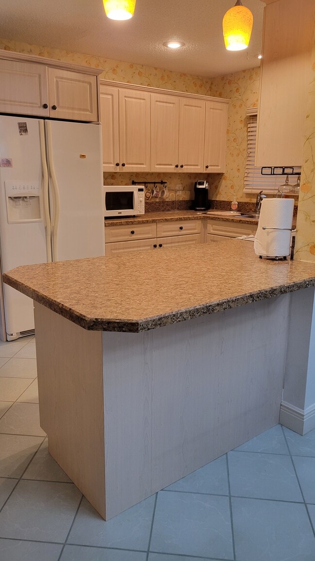 Building Photo - 1426 Park Shore Cir