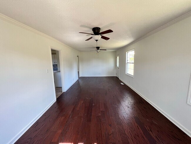 Building Photo - Newly renovated 2 bedroom 1 bathroom
