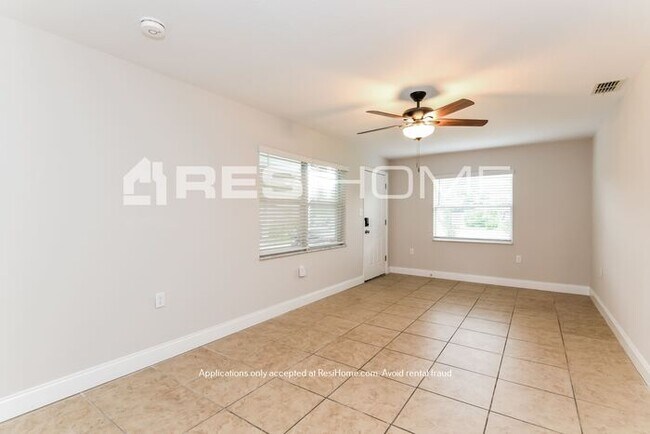 Building Photo - "Welcome Home! Get 1 month FREE RENT when ...
