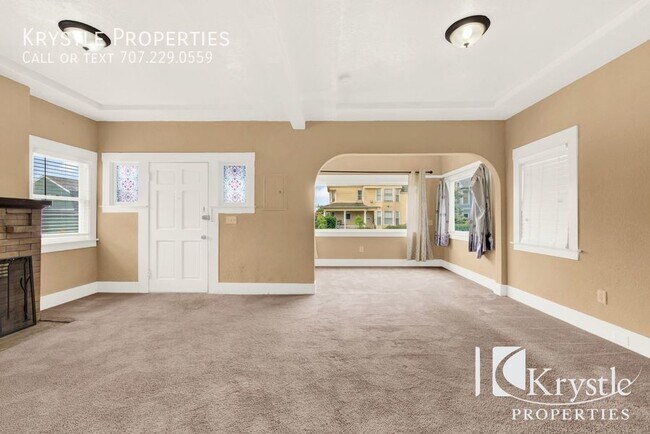 Building Photo - Lovely freshly painted home, Central A/C a...