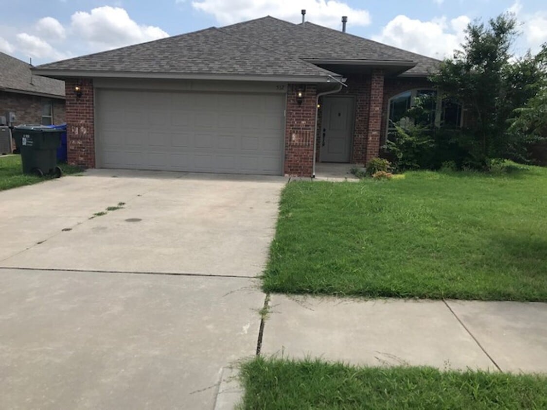 Building Photo - 4 BEDROOMS!  - First Month Free