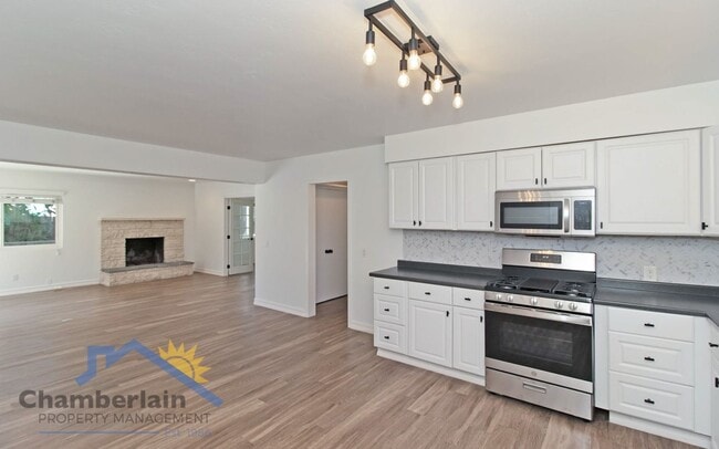 Building Photo - 2 Bedroom/1 Bathroom Coastal Leucadia Duplex!