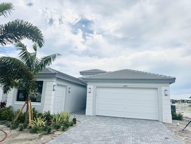 Building Photo - 12292 SW Compass Pt Dr