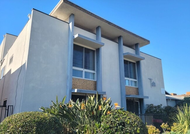 Building Photo - 623 S Grevillea Ave