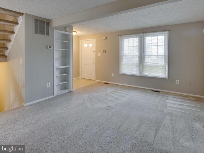 Foto del edificio - 8025 Tyson Oaks Cir