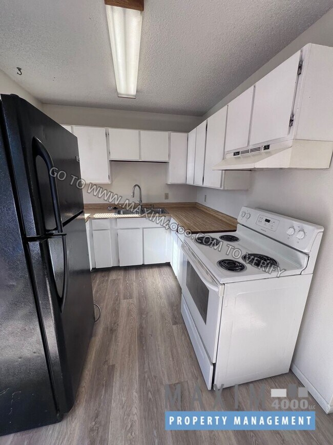 Foto del edificio - 494 1/2 ANJOU DRIVE - GREAT 4BR - NEW FLOO...