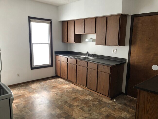Building Photo - 1225 S 72nd St