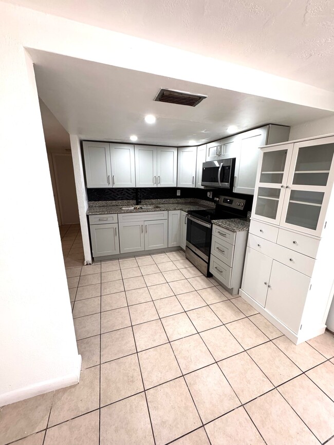 Foto del edificio - 12808 College Hill Dr