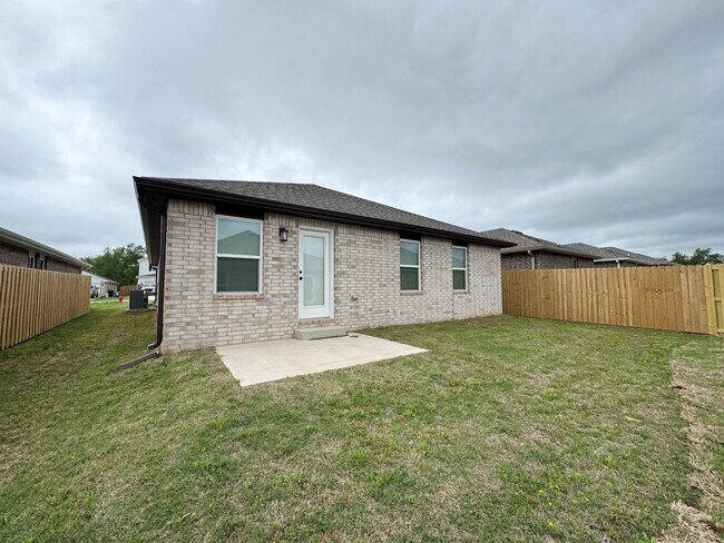 Building Photo - BRAND NEW 4 bedroom 2 bath home in Prairie Grove