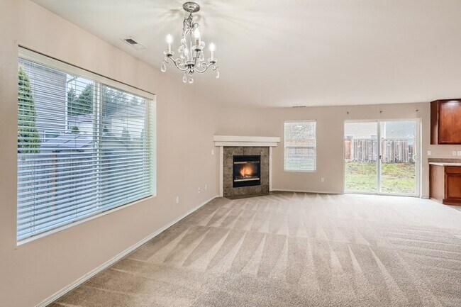 Foto del edificio - 18410 Silver Creek Ave E