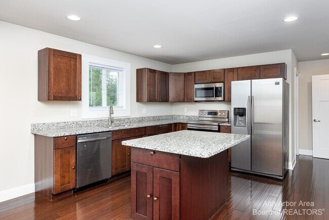 Building Photo - 2 Maple Vlg Ct